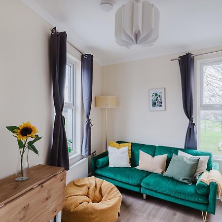Апартаменты Modern Cosy Corner Flat 3 Bed And Loft Sleep 7 People Лондон Экстерьер фото